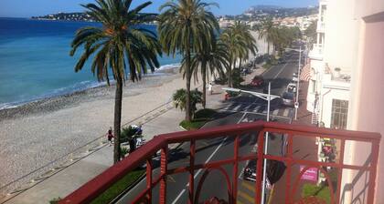 Blue Riviera: a splendid beachfront 1-bedroom apt w/stunning view