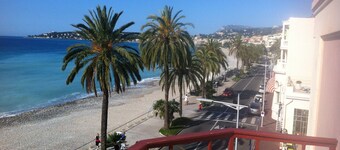 Blue Riviera: a splendid beachfront 1-bedroom apt w/stunning view