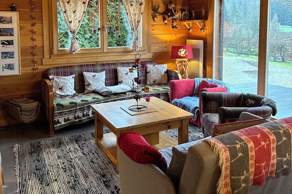 TV, DVD-spiller, bøker og stereoanlegg