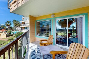 Property grounds - Freshly-updated dog-friendly home with shared pool, hot tub, and fitness room (Galveston)