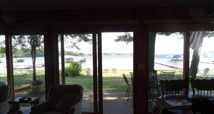 Koti järvellä. Kävele ovesi uimaan, veneilyyn tai aamukahviin.