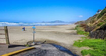 Condominio frente al mar en Nye Beach con vistas al océano y al faro, ¡excelente ubicación!