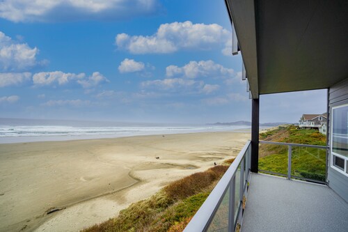 Oceanfront Nye Beach condo with views of ocean and lighthouse - great location