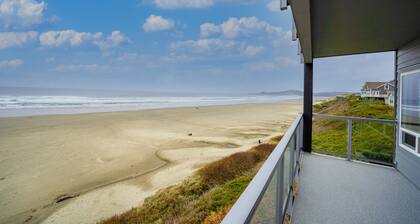 Oceanfront Nye Beach condo with views of ocean and lighthouse - great location