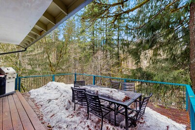 Creekside cabin with water view, deck, jetted tub & game room - near Mt. Hood