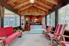 تلفزيون، مدفأة، مشغل دي في دي، مكتبة فيديو