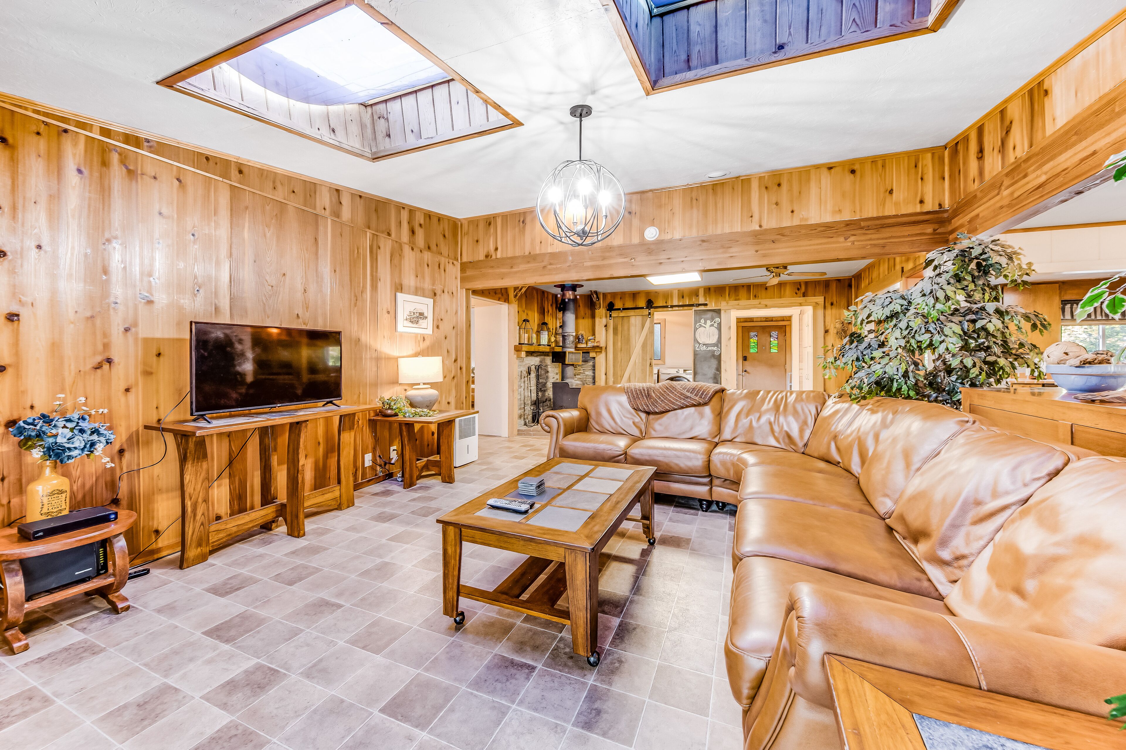 Dog-Friendly Home with Wi-Fi, Peaceful Surroundings, Gorgeous Bay Views