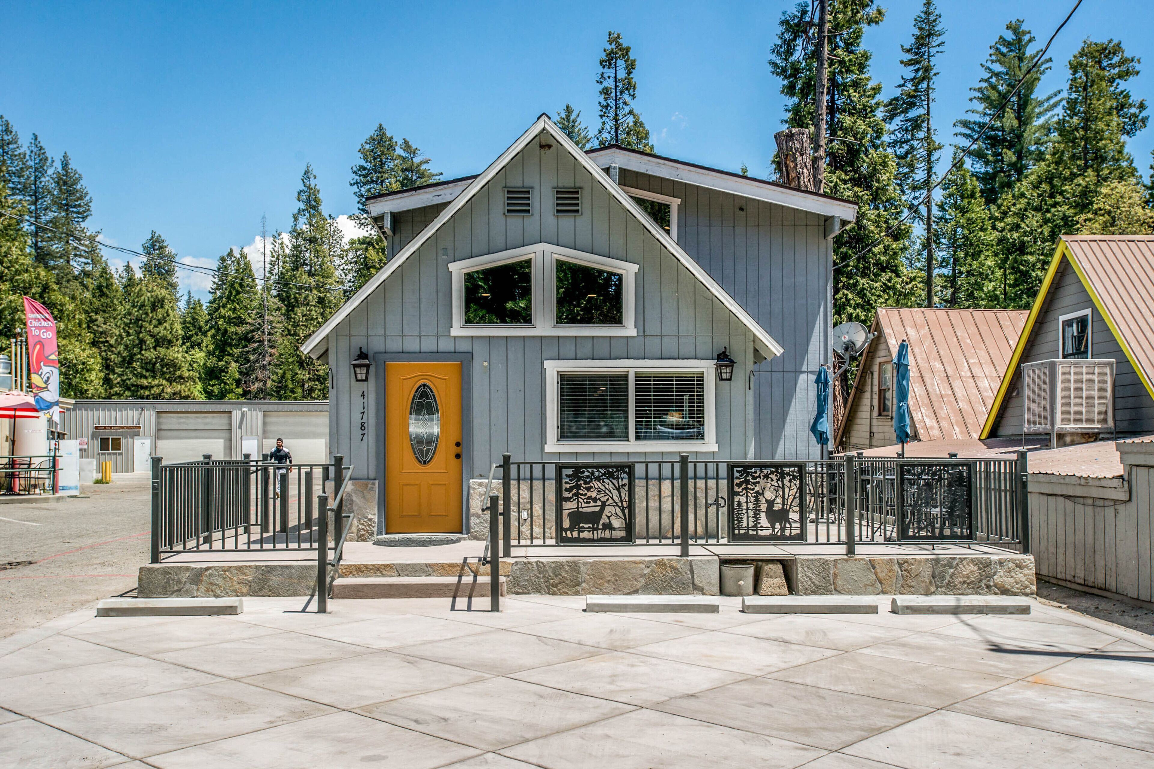 Cozy cabin with central location near shopping, dining, and lake