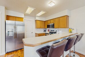 Jääkaappi, mikroaaltouuni, uuni, liesi