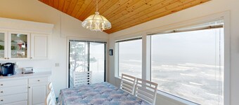 Oceanfront home w/ WiFi, two balconies & lovely views - dogs are welcome