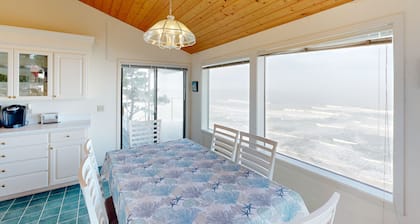 Oceanfront home w/ WiFi, two balconies & lovely views - dogs are welcome