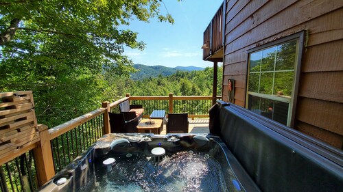Beautiful views with Hottub and King bed  