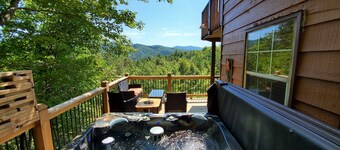 Beautiful views with Hottub and King bed  
