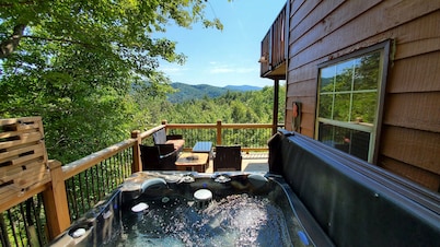 Beautiful views with Hottub and King bed  