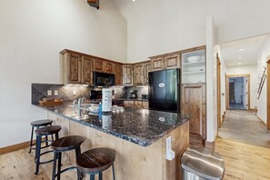 Réfrigérateur, four à micro-ondes, un four, surface de cuisson