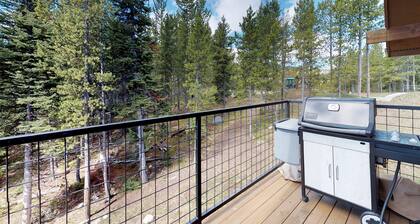 Magnifiquement mis Ă jour chalet Big Sky w / bain Ă remous, terrasse et WiFi gratuit