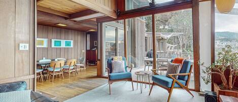 Fernseher, Kamin, Bücher