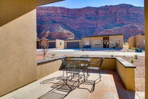 Outdoor dining - Comfortable Moab condo with patio and views - close to Arches and downtown (Moab)