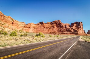 Exterior - Comfortable Moab condo with patio and views - close to Arches and downtown (Moab)
