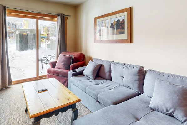 Télévision, cheminée, lecteur de DVD, baby-foot