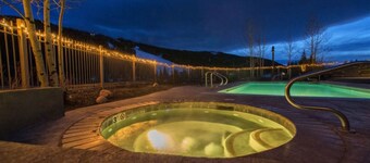 Cozy Studio wiith Shared Pool, Hot Tub, Sauna & Gym - Walk to the Slopes