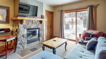 Televisión, chimenea, reproductor de DVD y futbolito