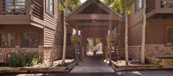 Ski-in dog-friendly condo with hot tub & sauna in great location