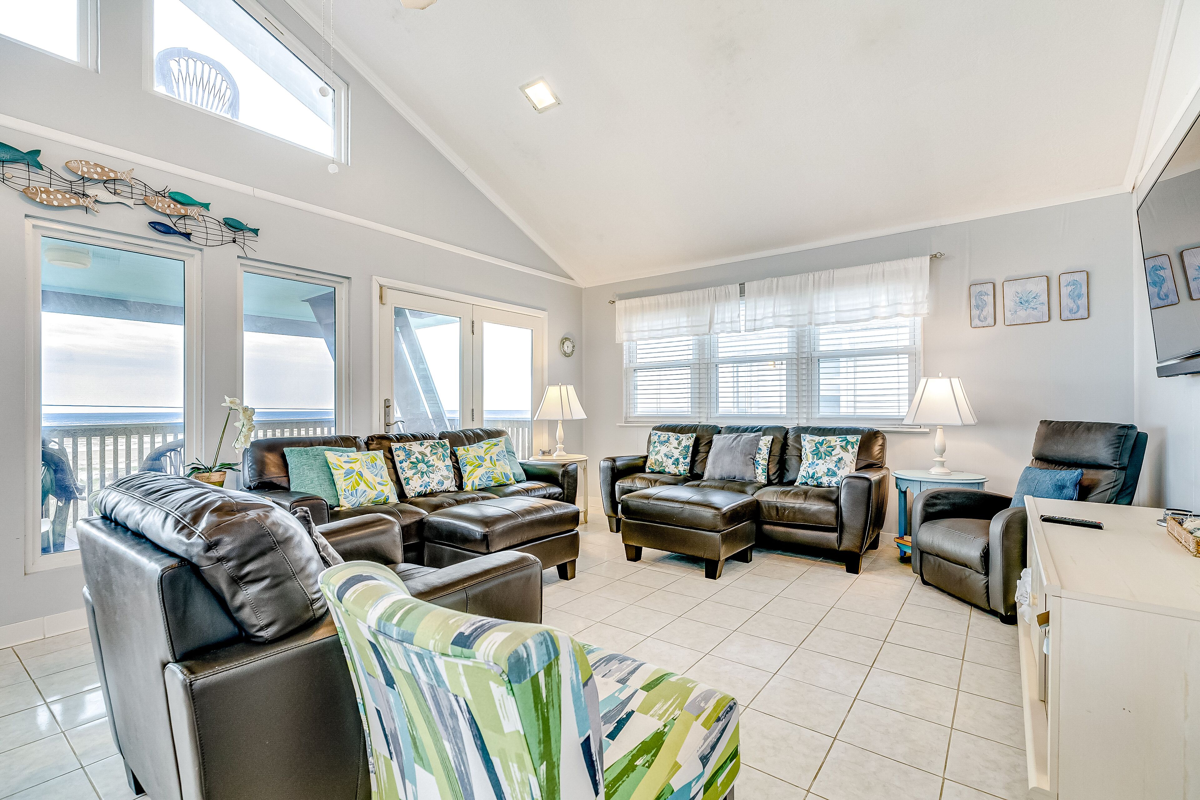 Beautiful beachfront house with shared pool access - Dogs ok