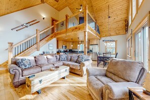 Fernseher, Kamin, Tischfußball, Bücher