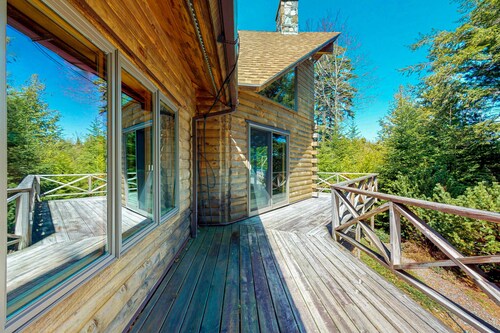 ¡Regístrese en el lago Moosehead con muelle, playa de guijarros, hoguera y amplia terraza!