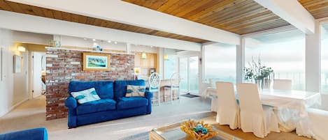 Fernseher, Kamin, Bücher