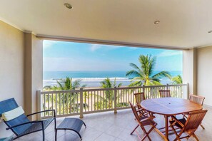Outdoor dining - Stunning beachfront condo with WiFi, shared pool, & sweeping ocean views (Jaco)