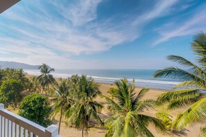 On the beach - Stunning beachfront condo with WiFi, shared pool, & sweeping ocean views (Jaco)