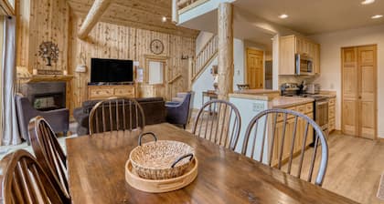 Resort-style condo with private hot tub, access to golf & hiking trails