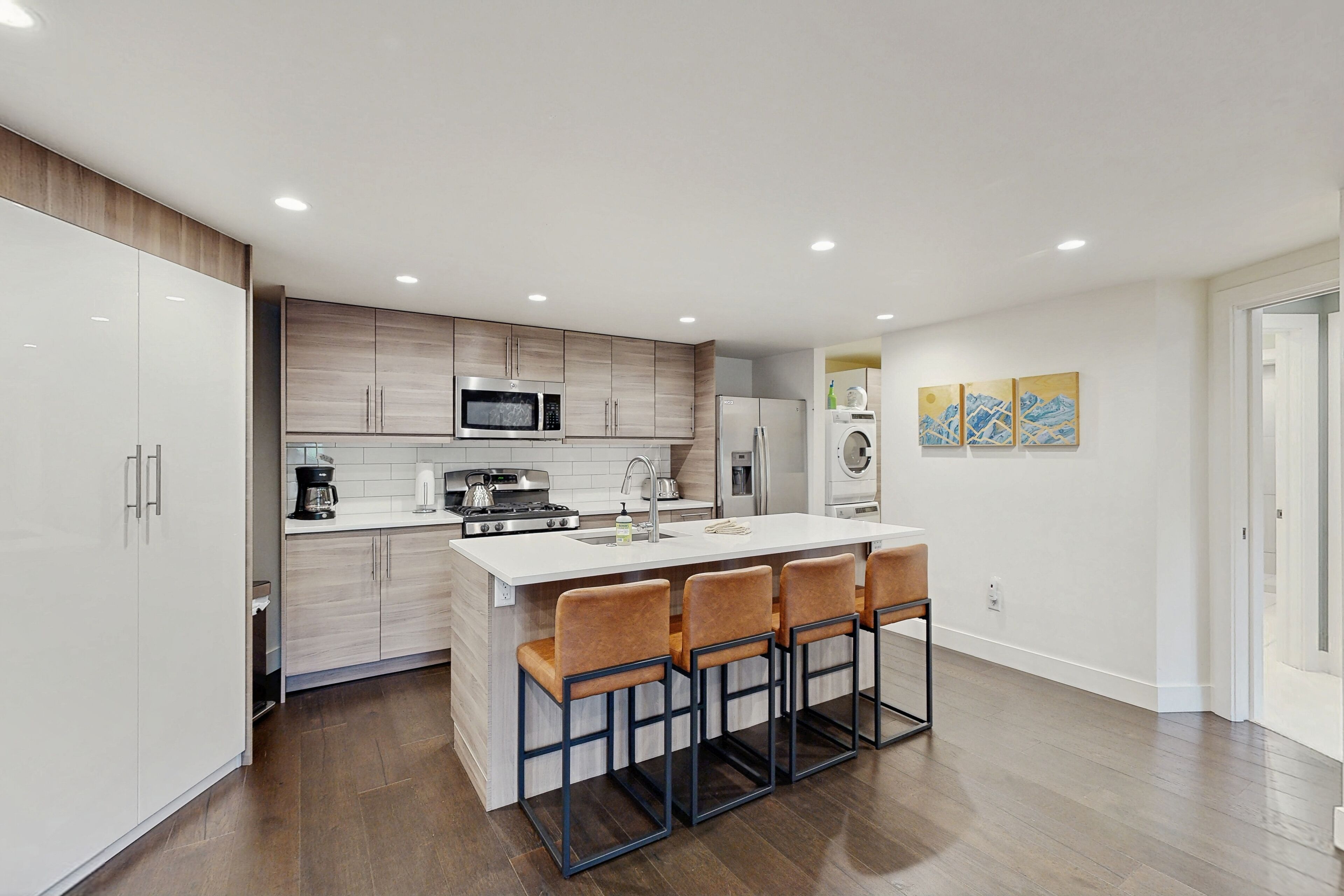 Een koelkast, een microgolfoven, een oven, een kookplaat