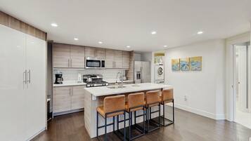 Een koelkast, een microgolfoven, een oven, een kookplaat