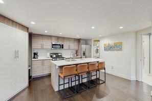 Réfrigérateur, micro-ondes, four, plaque de cuisson