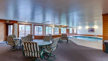 Een binnenzwembad, een verwarmd zwembad