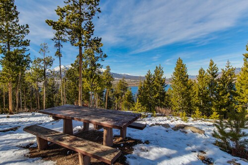 Conveniently Located Condo with Shared Pool, Hot Tub - Walk to Slopes