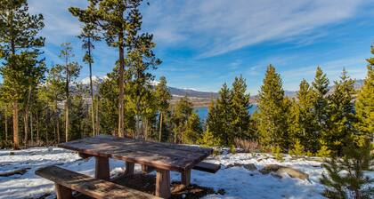Conveniently Located Condo with Shared Pool, Hot Tub - Walk to Slopes