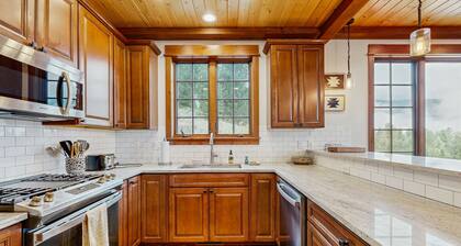 Luxury Townhome in Big Sky – Walk to Town Center, Hot Tub, Views & near slopes!