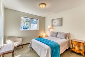 2 bedrooms, iron/ironing board, Internet, bed sheets - Cute Waterfront Cottage with Private Washer/Dryer & Wonderful Views of the Bay (Coos Bay)