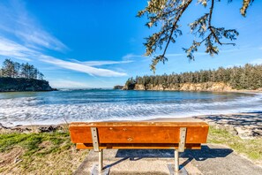 Beach - Cute Waterfront Cottage with Private Washer/Dryer & Wonderful Views of the Bay (Coos Bay)