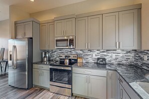 Jääkaappi, mikroaaltouuni, uuni, liesi