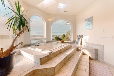 Stunning Spacious Riverfront House with Private Sauna