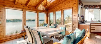 ¡NUEVO LISTADO! Impresionante, amplia casa frente al río con jacuzzi privado y sauna