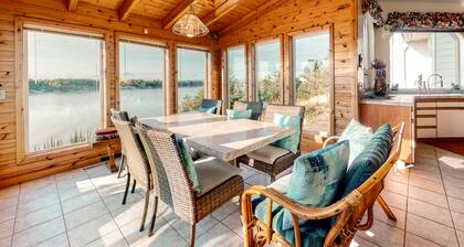Stunning Spacious Riverfront House with Private Sauna