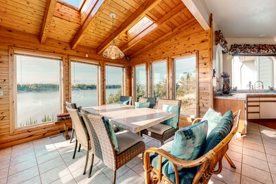 Stunning Spacious Riverfront House with Private Sauna