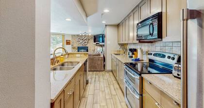 Kätevä huoneisto järvinäköalalla, jaettu poreallas ja sauna - kävele järvelle, lähellä rinteitä