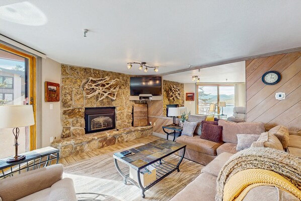 TV, fireplace, DVD player, stereo - Peaceful Dillon condo with fireplace, hot tub & scenic lake-mountain views (Dillon)